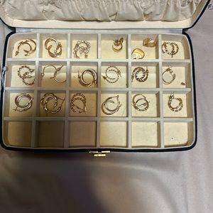 Jewelry holder with jewelry in it